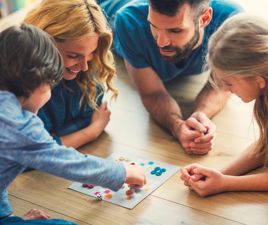 Descoperă cele mai bune jocuri de societate pentru familie. Idei pentru copii și adulți + recomandări ușor de ales.