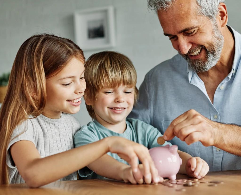 Vrei să-ți educi financiar copilul și nu știi cum? Vezi mai jos 7 metode simple, dar de mare impact, pentru a crește copii responsabili financiar.