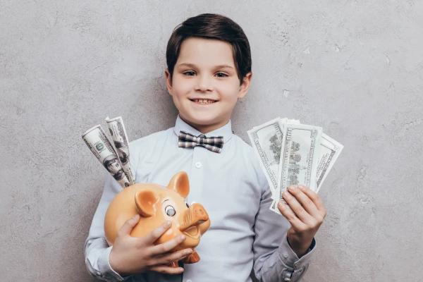 Află 7 beneficii esențiale ale educației financiare timpurii și cum îți pregătești copilul pentru o viață echilibrată, fără stres financiar.