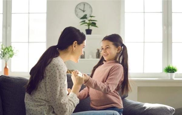 Descoperă 9 reguli simple și eficiente ca să vorbești cu copilul tău despre bani. Educație financiară sănătoasă, de la 3 ani, fără stres sau rușine.