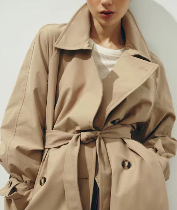 Descoperă cele mai importante trenduri de modă pentru primăvara 2026: estetica boudoir reinterpretată, culori primare vibrante, trench reinventat, american sportswear modern și structured sui