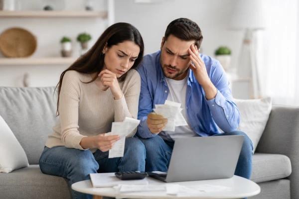 Vacanțe improvizate, shopping impulsiv, abonamente uitate și beauty cumpărat în grabă — cele 8 greșeli financiare clasice de vară, cu mecanismele psihologice din spate și soluții concrete pe
