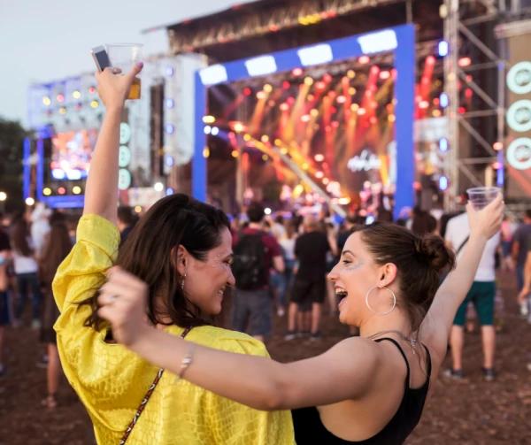 ținute festival 2025 cum mă îmbrac la festival outfit festival 2025 ce porți la Untold 2025 moda festivaluri România 2025 stil festival Electric Castle, Saga, Untold haine festival Nost