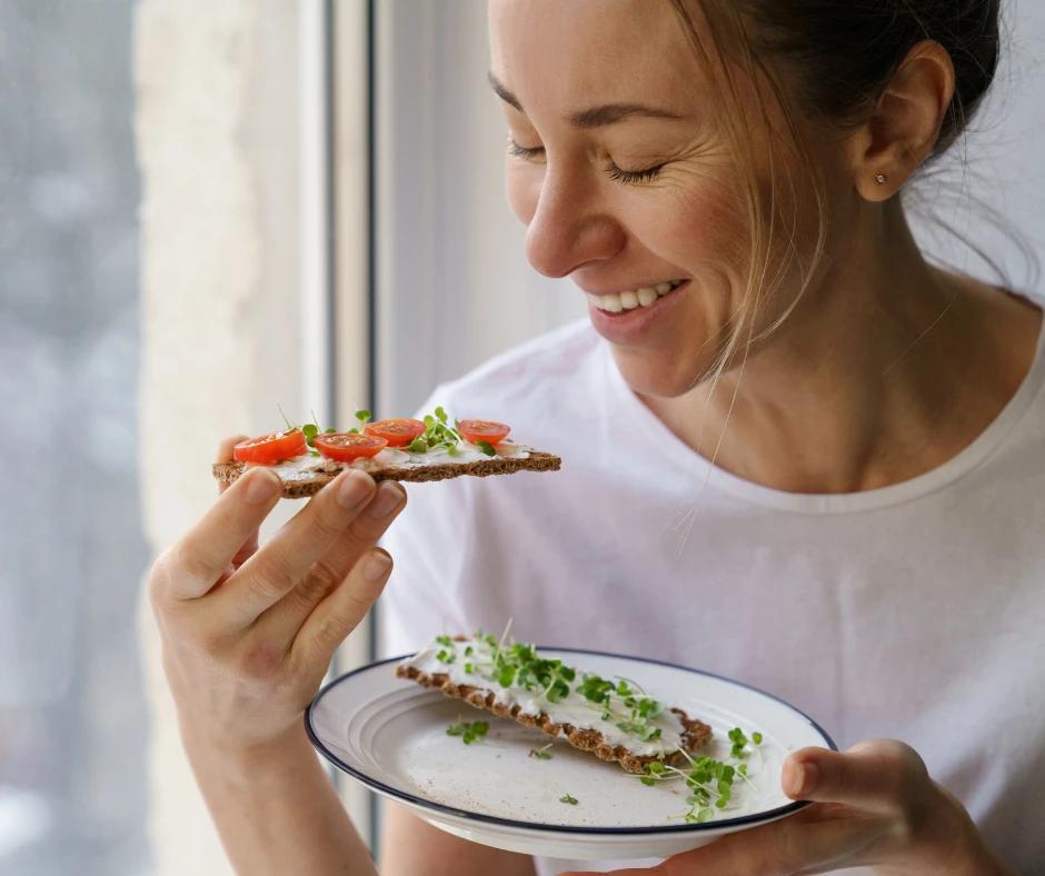 Cum sa faci sa reduci pofta de mancare? 12 practici stiintifice testate de specialisti in domeniul sanatatii si al nutritiei + cod de reducere la meniuri sanatoase