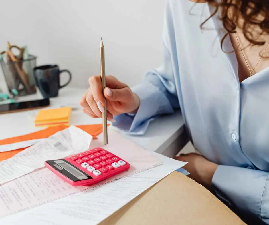Disciplina financiară pe venit mediu: cum îți organizezi banii ca să trăiești mai liniștit, nu mai restrictiv - Imagine 1