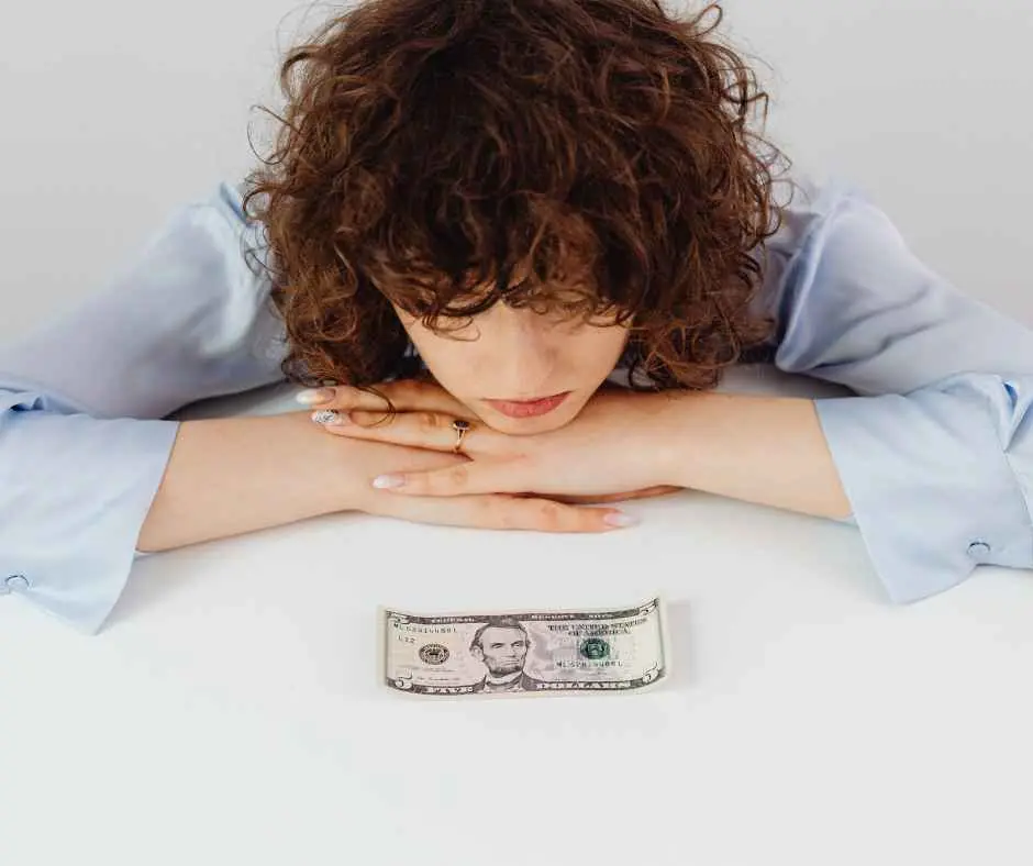 Disciplina financiară pe venit mediu: cum îți organizezi banii ca să trăiești mai liniștit, nu mai restrictiv - Imagine 3
